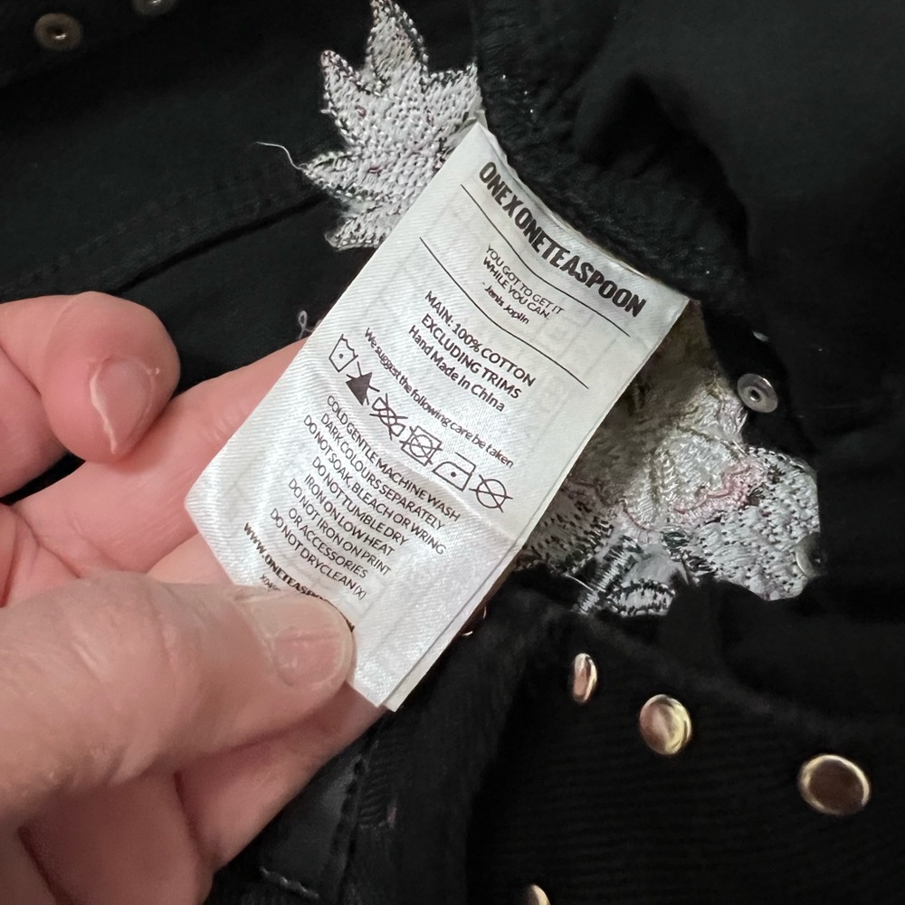 One Teaspoon Bandits Low Rise Relaxed Black Denim Floral Embroidered Shorts 26 - Picture 7 of 11